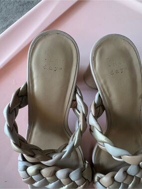 A new day size 7 heels good condition